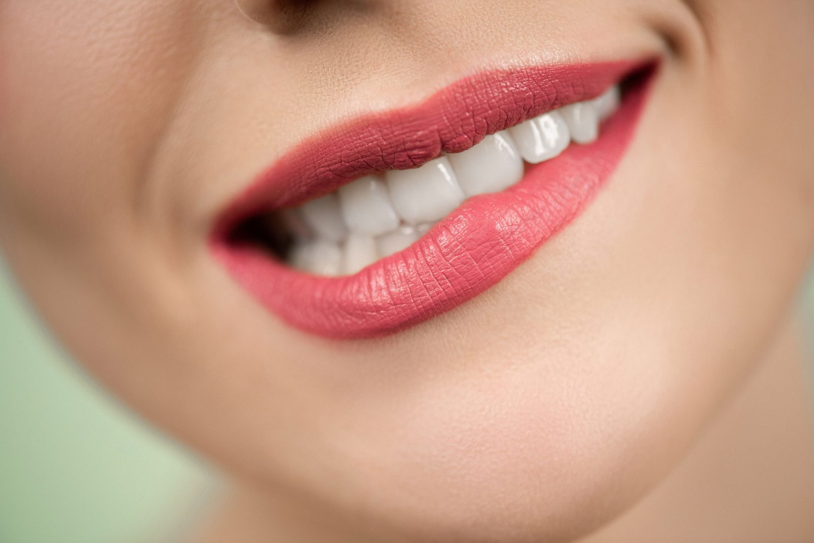 Sorriso com dentes claros e batom vermelho
