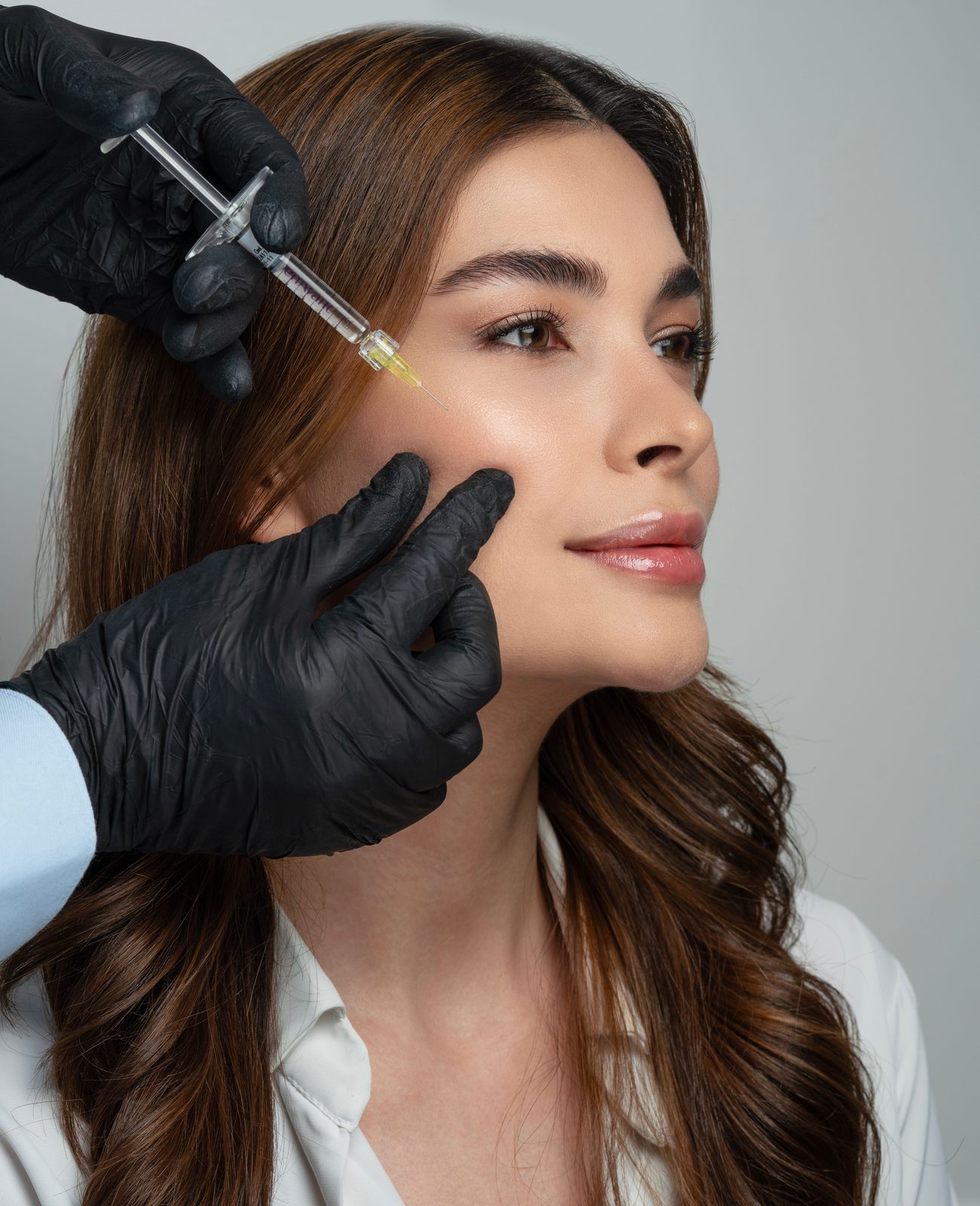 Profissional habilitado realizando procedimento estético facial