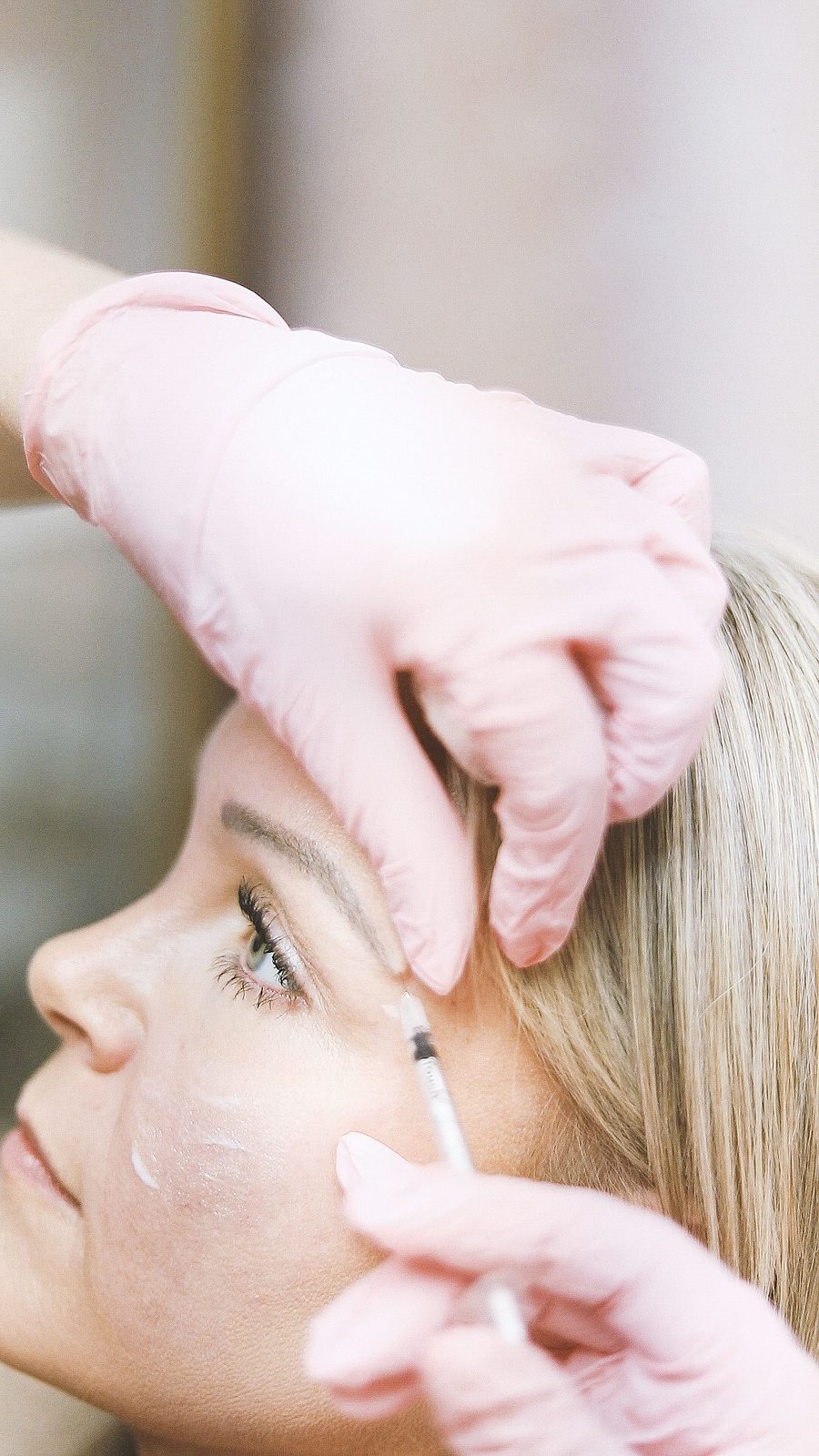 Procedimento estético facial sendo realizado com atenção aos detalhes